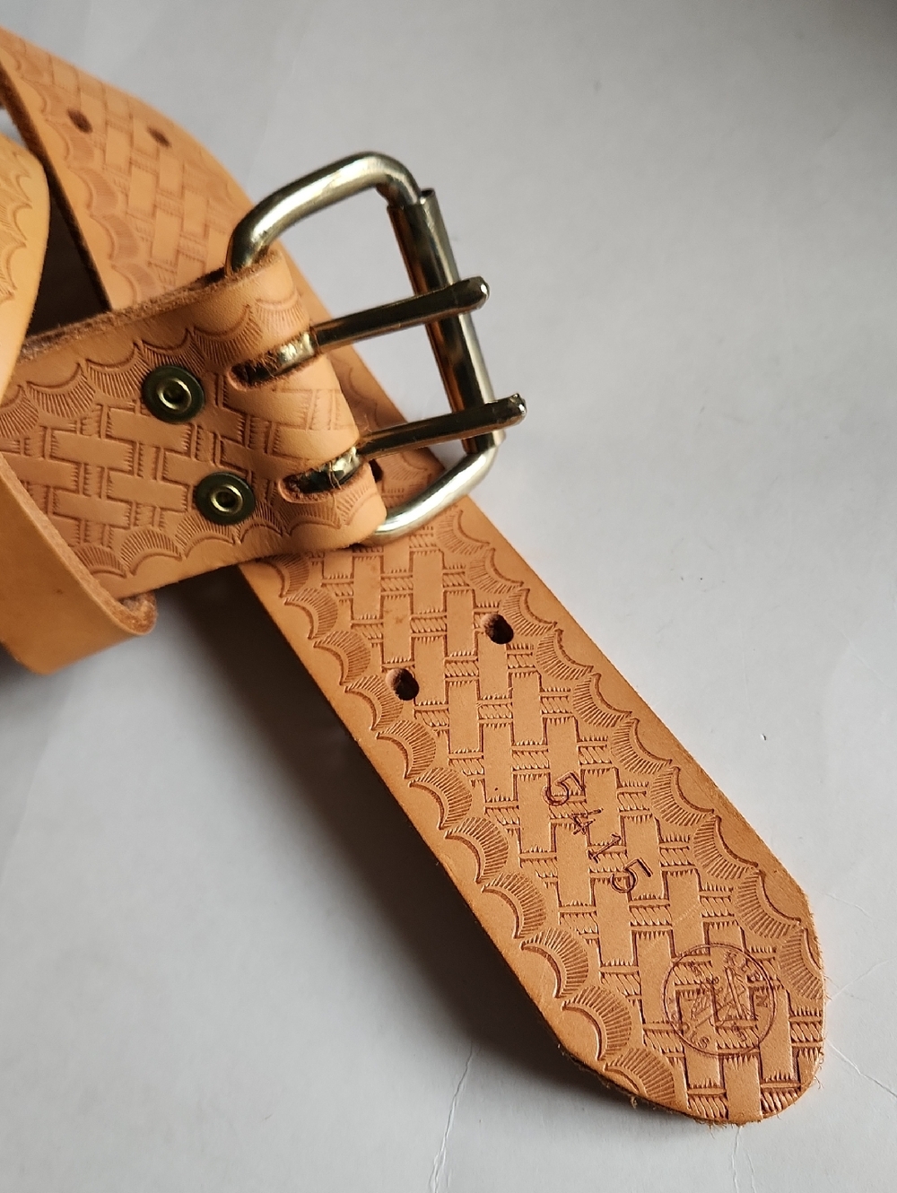NEW WITHOUT TAG / Klein Tools Embossed Leather Belt in Natural Tan - Picture 3 of 8